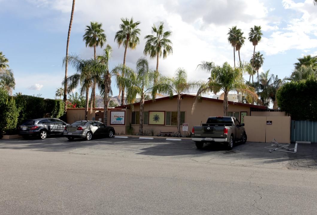 715 E San Lorenzo Rd in Palm Springs, CA - Building Photo