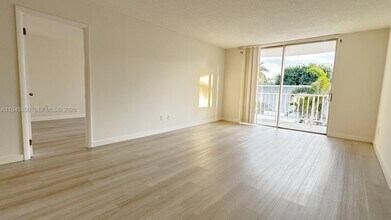 484 NW 165th St in Miami, FL - Building Photo - Building Photo