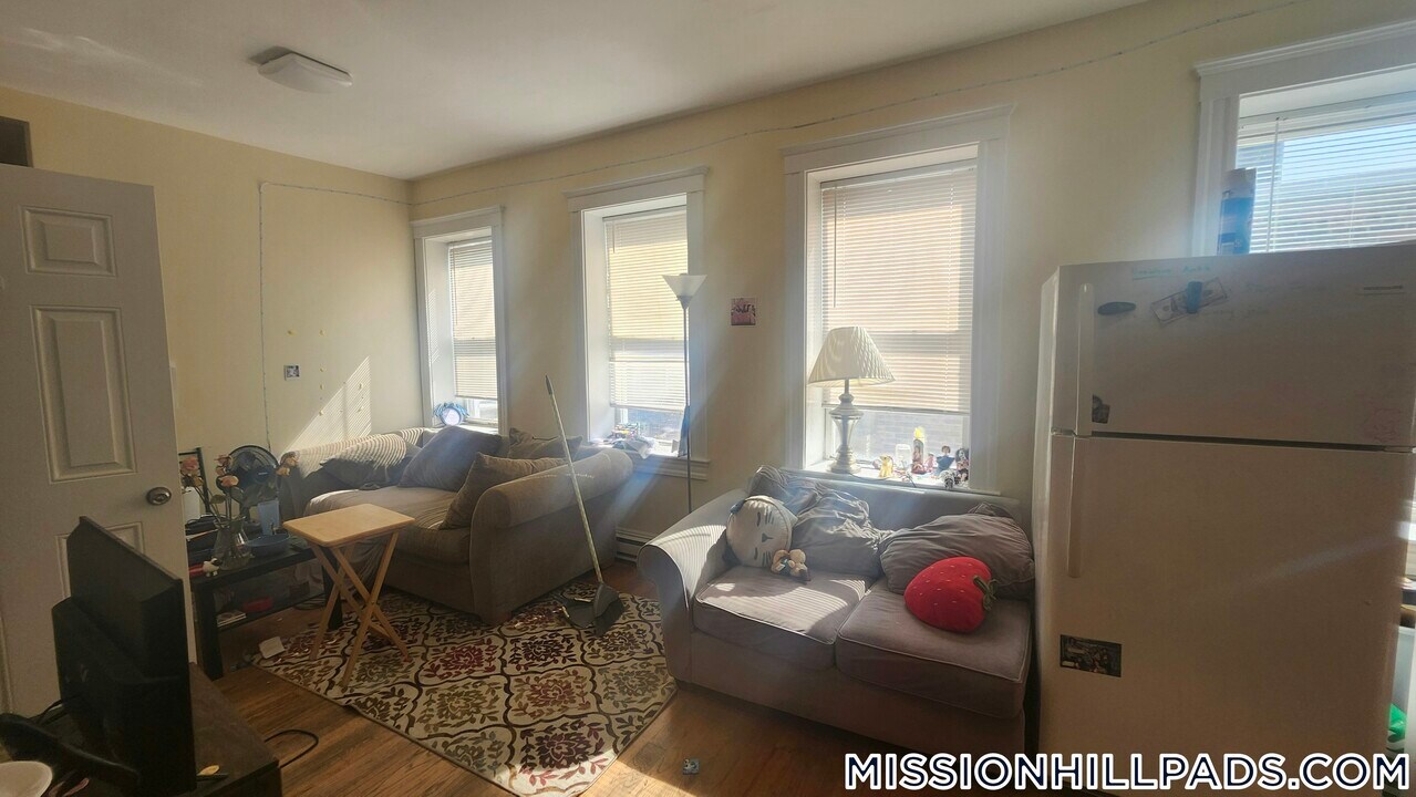 887 Huntington Ave in Boston, MA - Building Photo