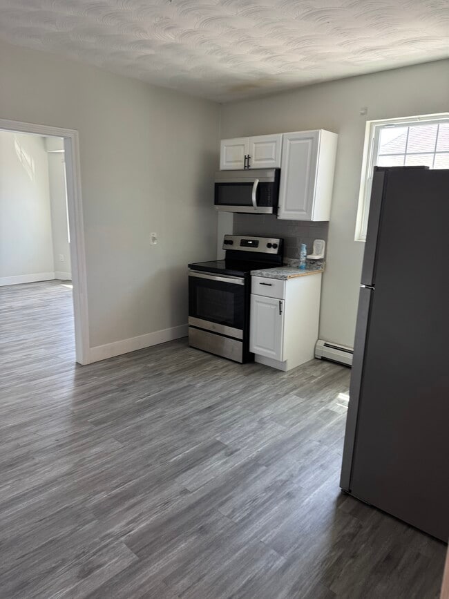 541 N Front St, Unit 3 left in New Bedford, MA - Building Photo - Building Photo