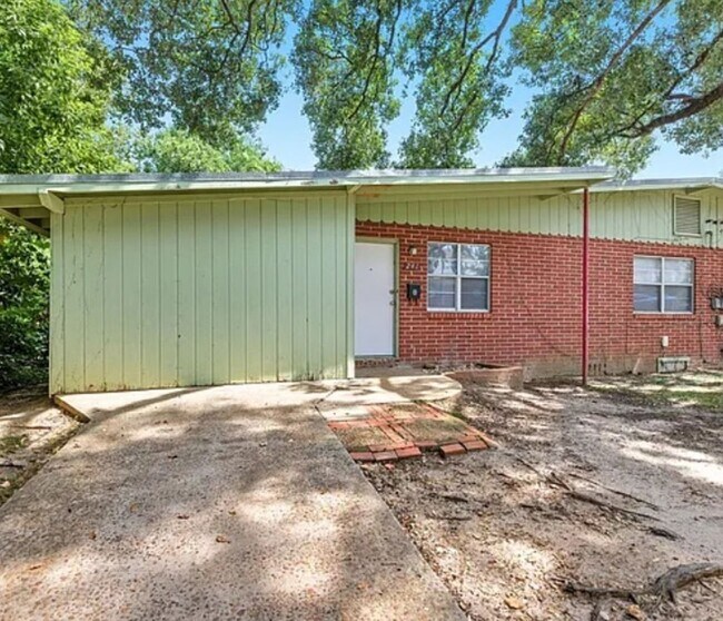 243 Dalton Ct in Tallahassee, FL - Building Photo - Building Photo