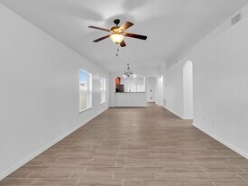 1909 Hawks View Dr in Ruskin, FL - Building Photo