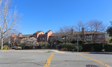 Deerfield Condominiums in Hayward, CA - Foto de edificio - Building Photo