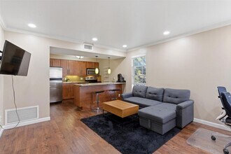 7685 Northcross Dr, Unit 429 in Austin, TX - Building Photo - Building Photo