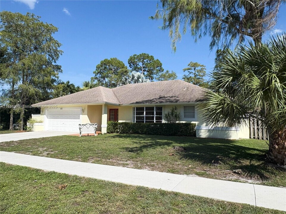 730 Daffodil Dr in Wellington, FL - Building Photo