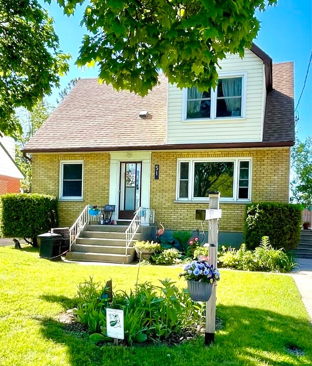 51 Campbell Av in Barrie, ON - Building Photo