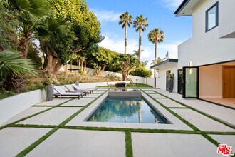 27187 Sea Vista Dr in Malibu, CA - Building Photo - Building Photo