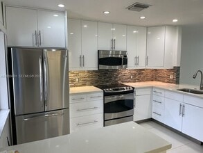 454 Lakeview Dr in Weston, FL - Building Photo - Building Photo