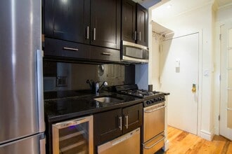 221 Mott St in New York, NY - Foto de edificio - Building Photo