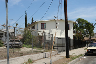905 N Ardmore Ave in Los Angeles, CA - Foto de edificio - Building Photo