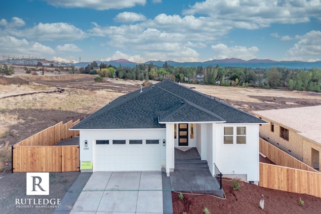 3282 Sky Wy in Medford, OR - Building Photo - Building Photo