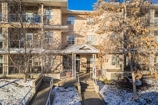 1915 31 St SW in Calgary, AB - Building Photo