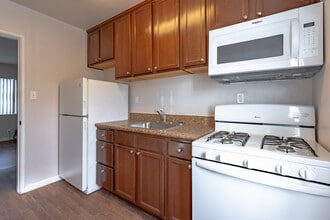 Kingston in Sherman Oaks, CA - Foto de edificio - Interior Photo