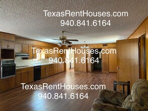 1207 N Reynolds Ave in Throckmorton, TX - Building Photo - Building Photo