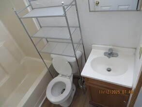 423 E 8th St, Unit A in Anderson, IN - Foto de edificio - Building Photo