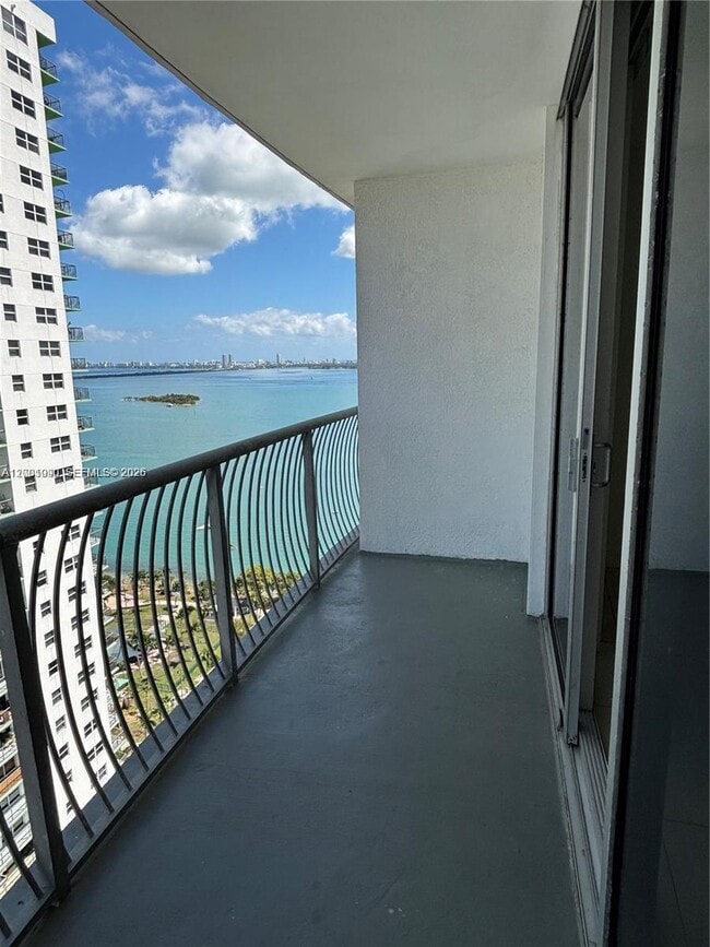 1750 N Bayshore Dr, Unit 3007 in Miami, FL - Foto de edificio - Building Photo