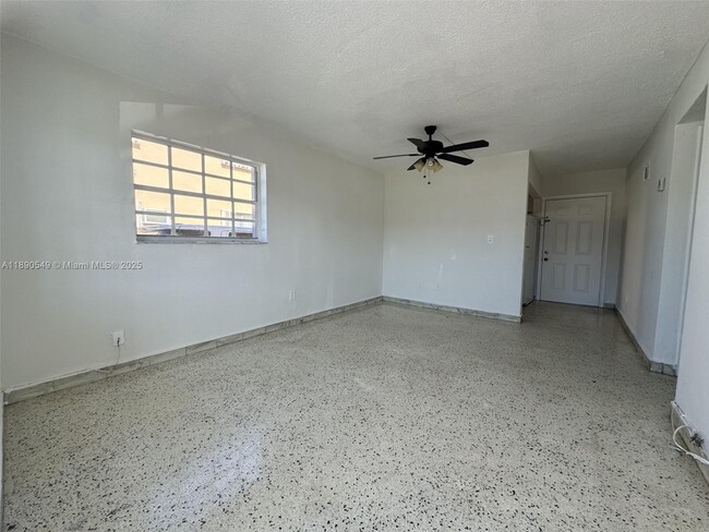 945 W 23rd St in Hialeah, FL - Building Photo - Building Photo