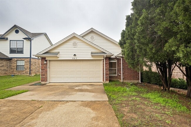 945 Ramblewood Dr in Lewisville, TX - Building Photo - Building Photo