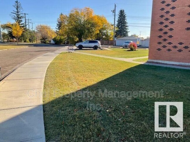 6103-6198 98 Ave NW in Edmonton, AB - Building Photo - Building Photo