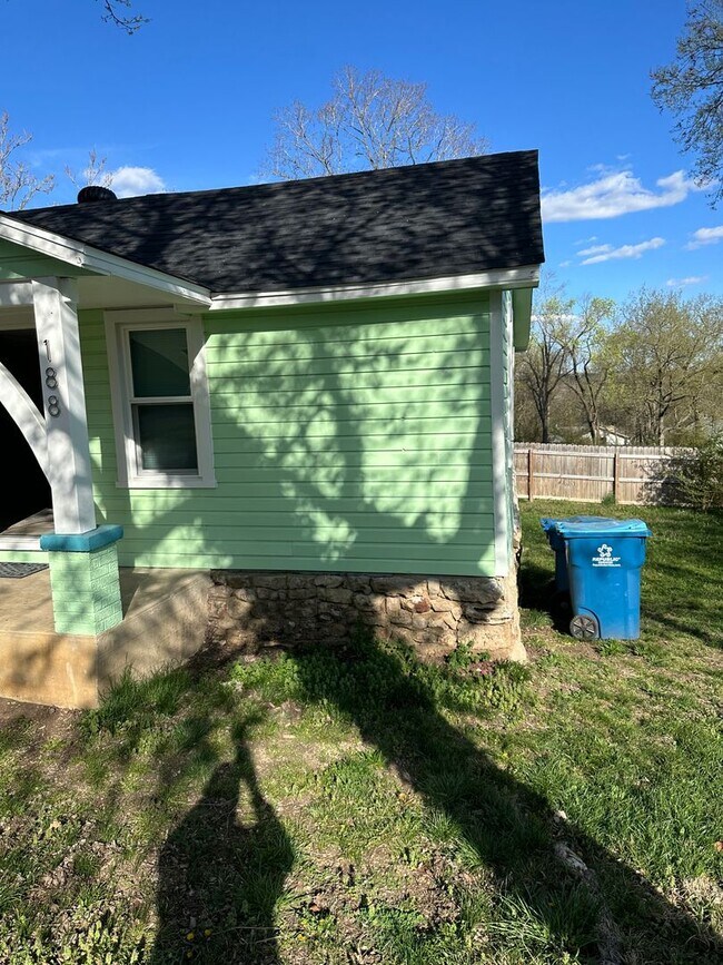 188 Walnut St in Hollister, MO - Building Photo - Building Photo