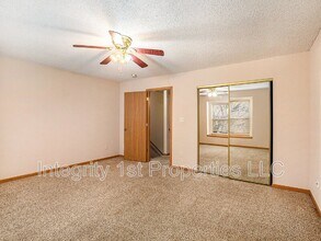 210 N Pointe Ln in Raymore, MO - Building Photo - Building Photo