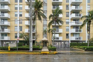 2000 NE 135th St in North Miami, FL - Building Photo