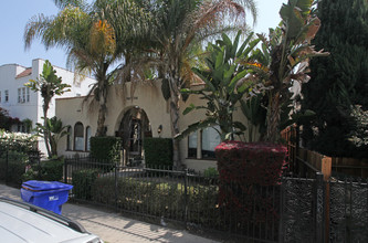 756-760 N Van Ness in Hollywood, CA - Foto de edificio - Building Photo