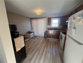 20 Sunrise Dr in Westerly, RI - Foto de edificio - Building Photo