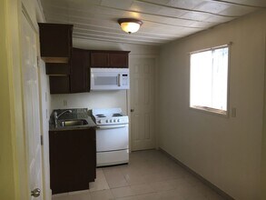 1260 N Olive Ave-Unit -1260 B in Turlock, CA - Building Photo - Building Photo