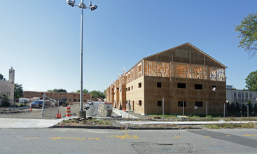 Independence Square in Newburgh, NY - Foto de edificio - Building Photo