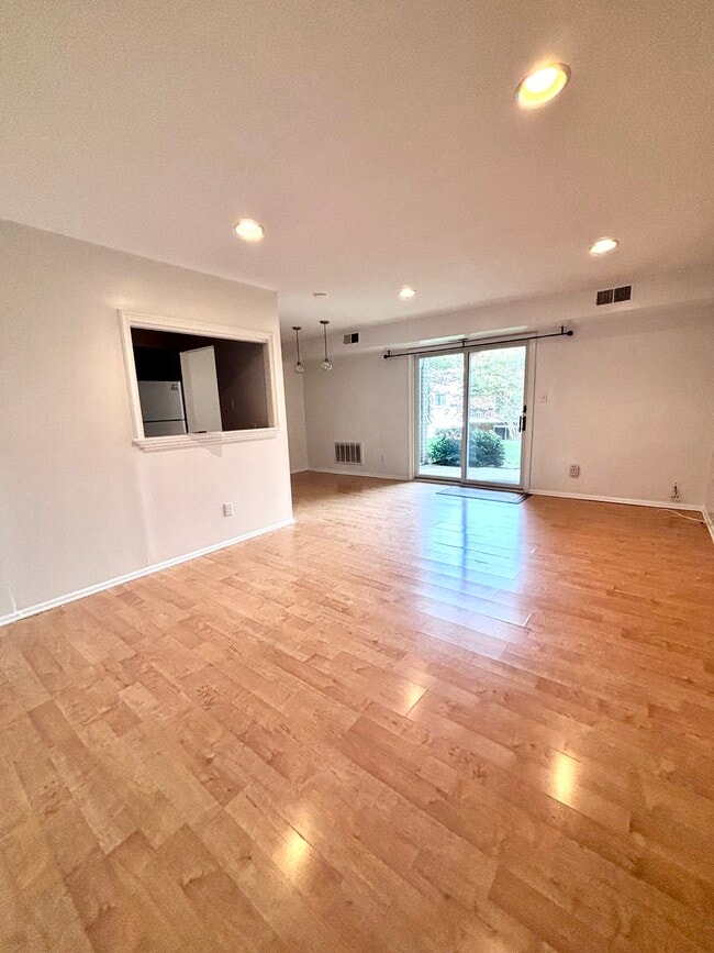 7 Rockford Rd, Unit Unit J6