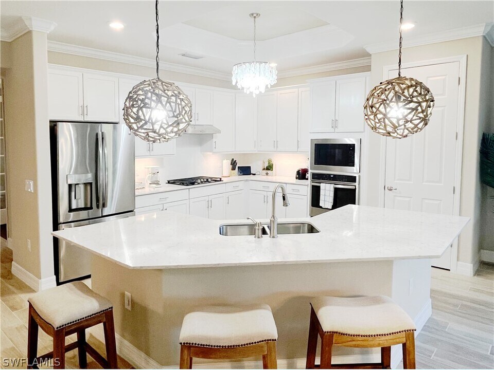 1975 Mustique St in Naples, FL - Building Photo