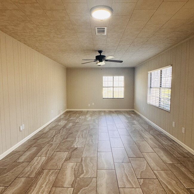 125 2nd Ave in Nederland, TX - Foto de edificio - Building Photo