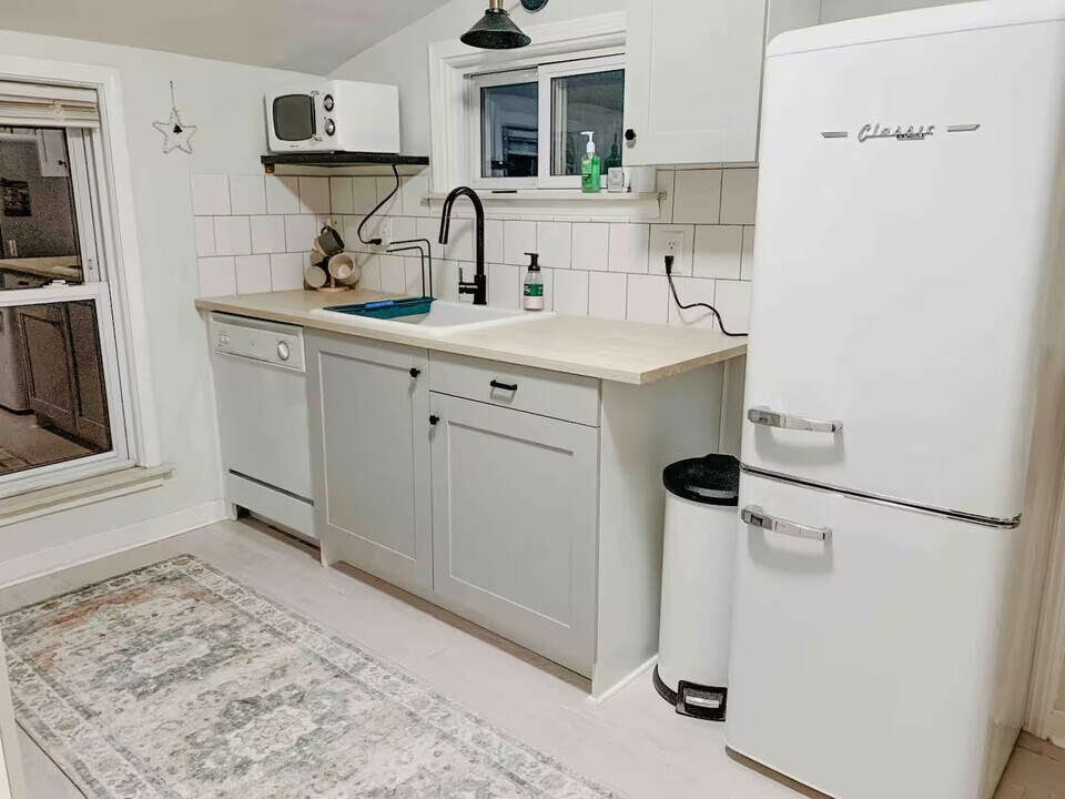 22101 Nowlin St, Unit West Dearborn Apartment in Dearborn, MI - Foto de edificio