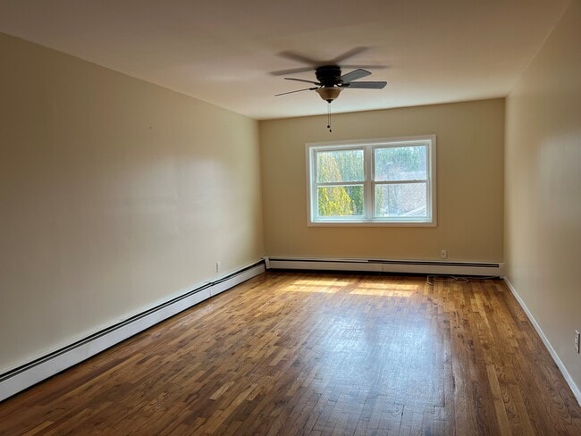 410 Jericho Tpke in New Hyde Park, NY - Building Photo - Building Photo