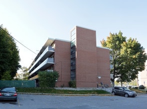 Sunrise Towers in Hamilton, ON - Building Photo - Building Photo