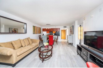 1200 Brickell Bay Dr in Miami, FL - Building Photo - Building Photo