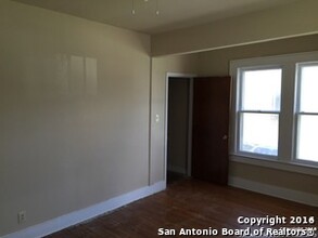 211 Preston Ave in San Antonio, TX - Building Photo - Building Photo