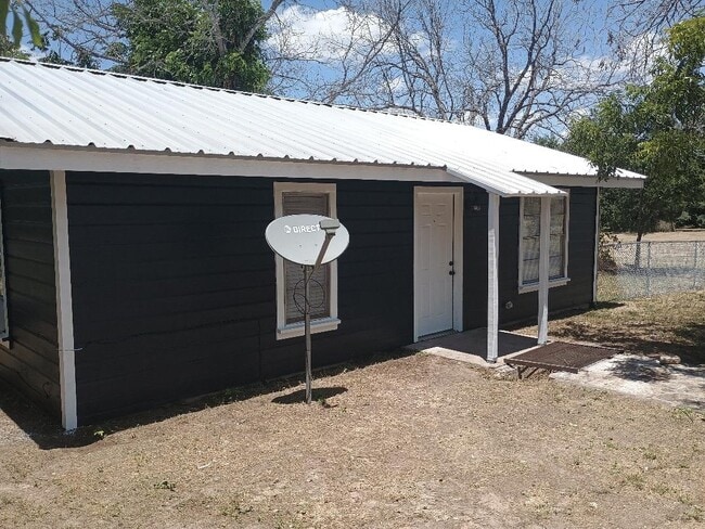 1025 Valley View St in Granbury, TX - Building Photo - Building Photo