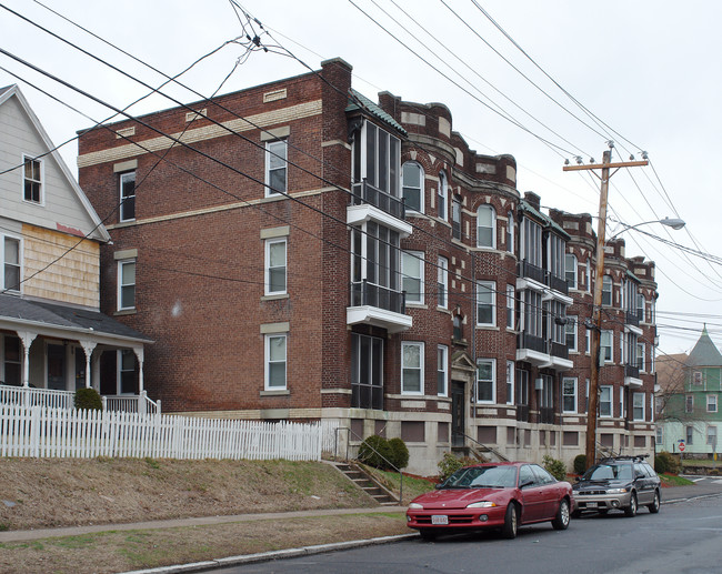 95-97 Brown Ave in Holyoke, MA - Foto de edificio - Building Photo