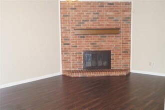 1217 Blanco Ln in Garland, TX - Foto de edificio - Building Photo