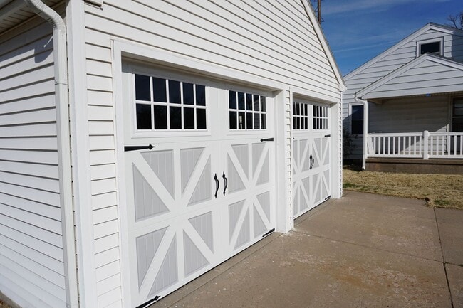 1021 McKinley St in Great Bend, KS - Building Photo - Building Photo