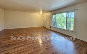 5560 SW Beaverton Hillsdale Hwy in Portland, OR - Building Photo - Building Photo