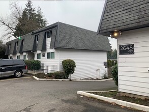 Spring Terrace Apartments in Portland, OR - Foto de edificio - Building Photo