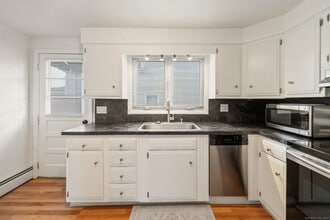 46 Elaine Rd in Milford, CT - Building Photo - Building Photo