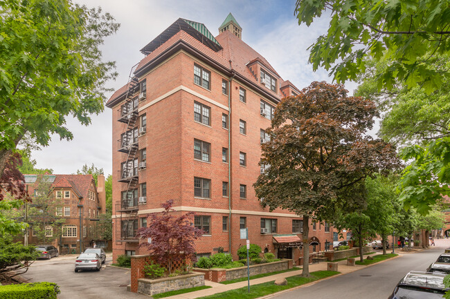 7130 Burns St in Forest Hills, NY - Building Photo - Building Photo