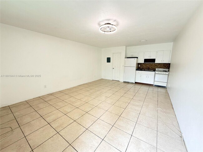 717 NE 1st St in Hallandale Beach, FL - Building Photo - Building Photo
