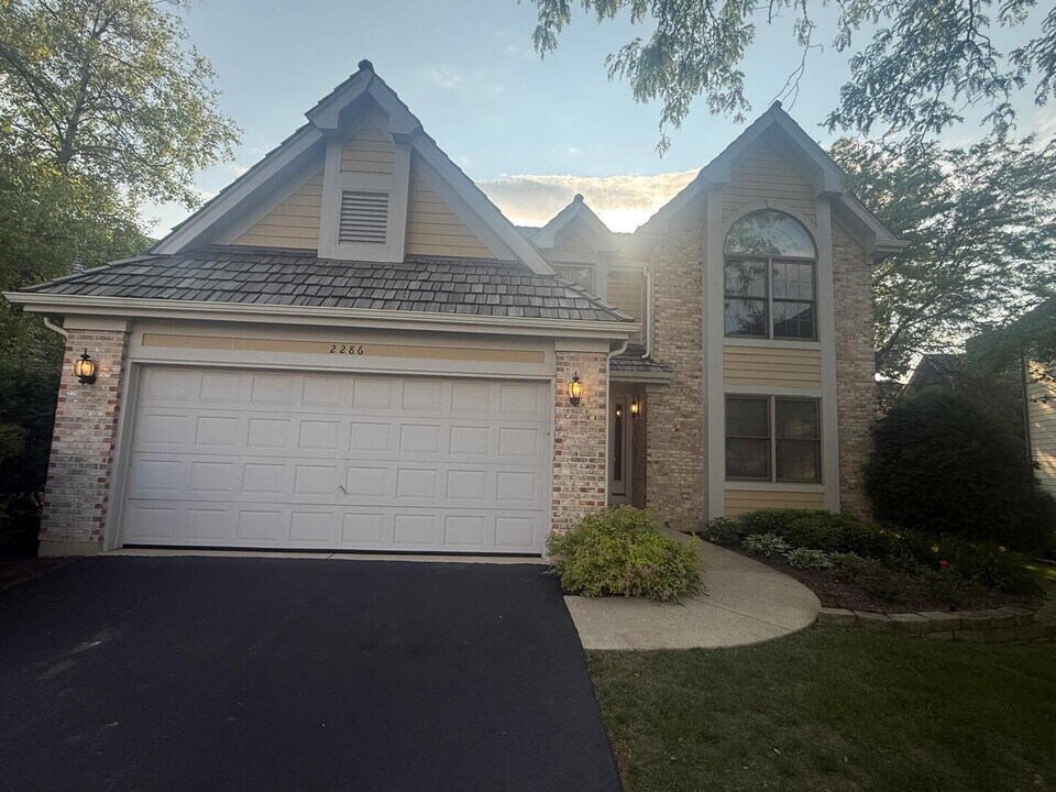 2286 Brookside Ln in Aurora, IL - Building Photo