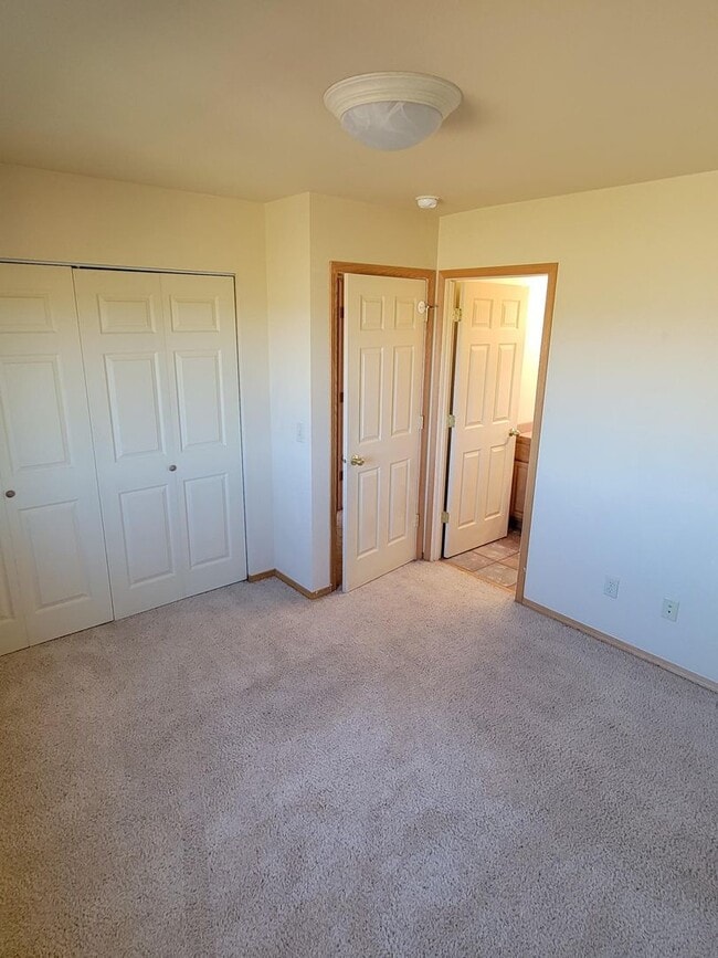property at 975 N River Rock Dr