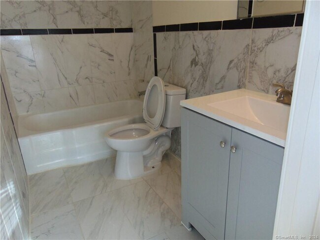 30 Terrace Ave, Unit 2 in Waterbury, CT - Building Photo - Building Photo